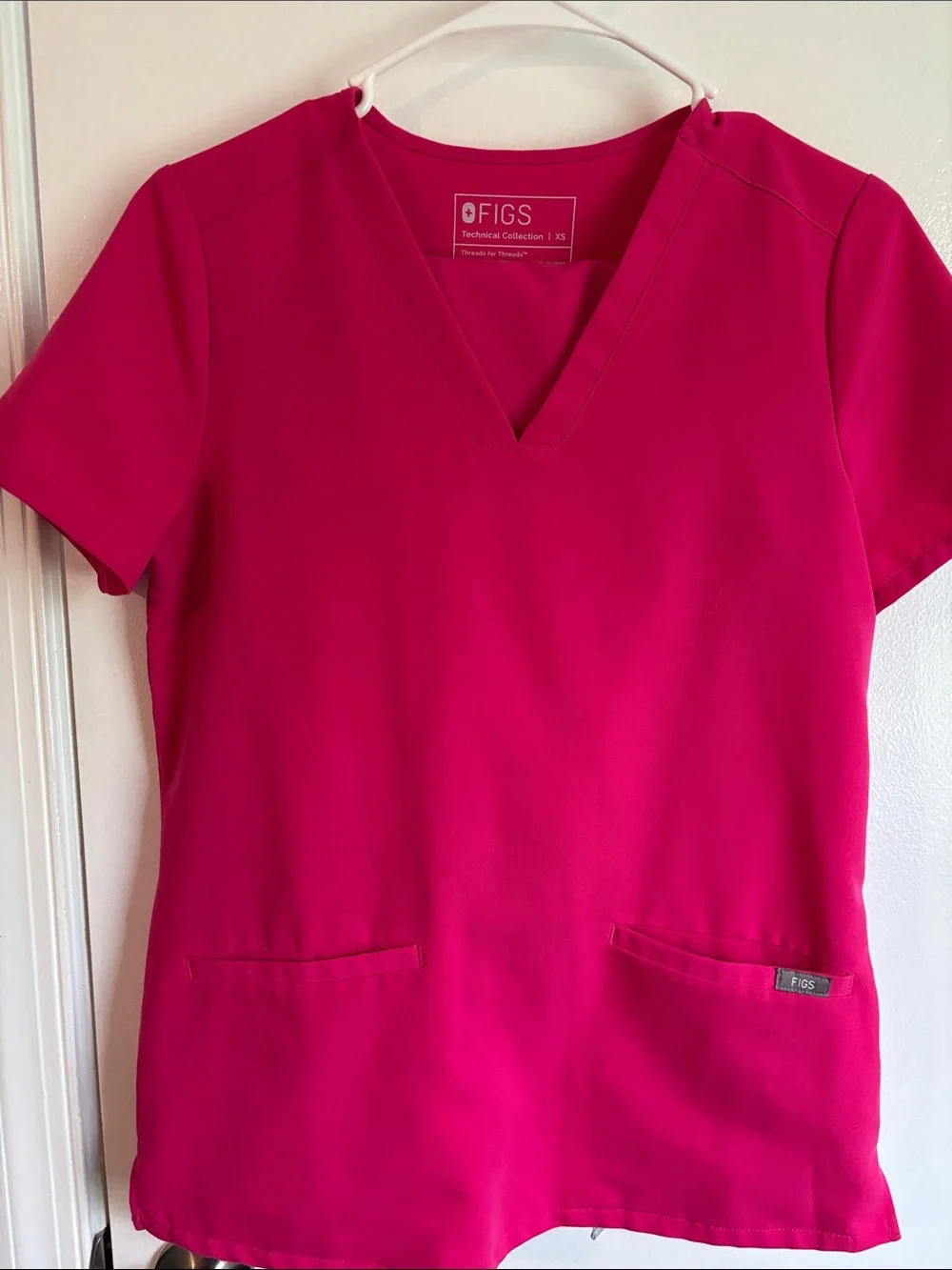Figs Shocking Pink Scrub Set. Top XS, bottoms XSP - Picture 1 of 6